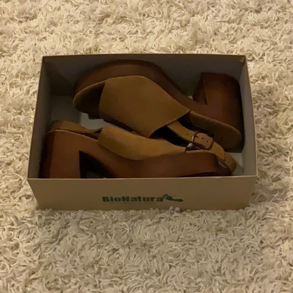 Wood look Platform Heel with padded insole, ankle strap and adjustable buckle. - Picture 2 of 4